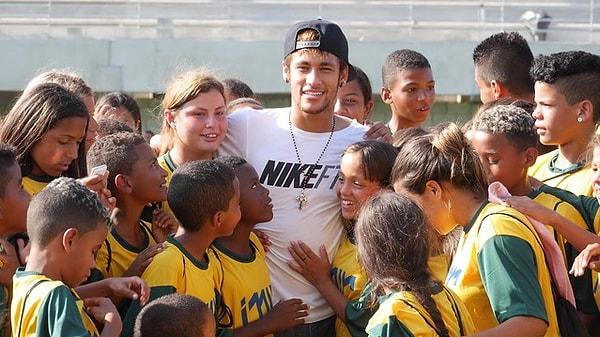 11. Instituto Neymar Jr adında bir vakfı vardır.