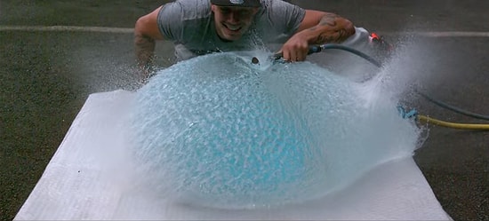 Ağır Çekimde Su Dolu Balonun Patlama Anı