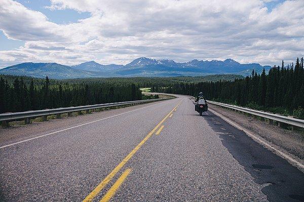 30. ''Yukon'daki Alaska otoyolunda, yola koyulduk. Yolun gittiği yere kadar manzarayı harika bulduk.''