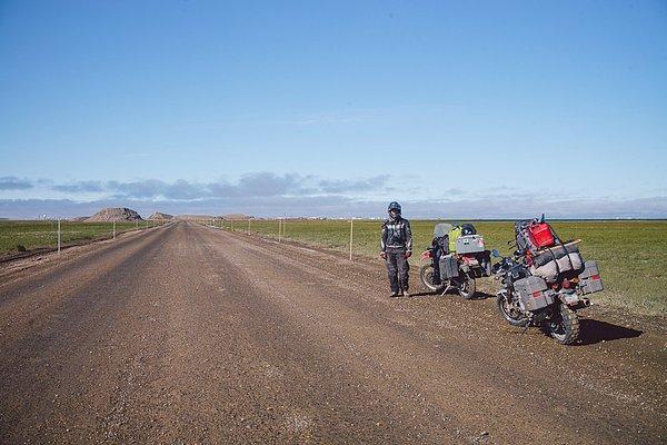 58. ''Başardık!!! heyecanlı olmak için maalesef aşırı derecede donduk ve üşüdük. Arktik Okyanusu'ndan önce, bu mesafede insan kontrolünde olan son yer Prudhoe Bay ve Deadhorse idi.''