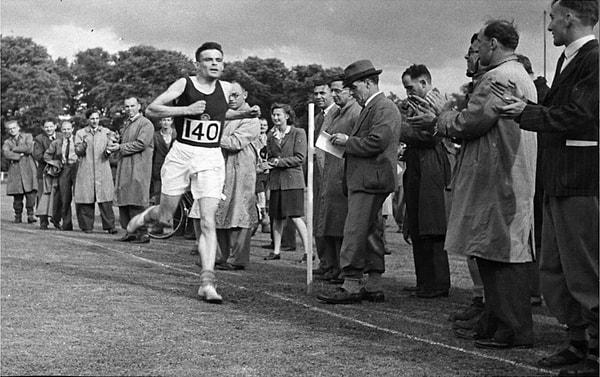 11. Sonrasında ise fikirlerini gerçekleştirmek için destek bulamayıp sürekli engellerle karşılaşınca sırf stres atmak amacıyla katıldığı 1947 yılındaki olimpiyatlarda 2:46:03 derecesiyle maraton birincisinden sadece 11-12 dakika yavaş koşmuştur.