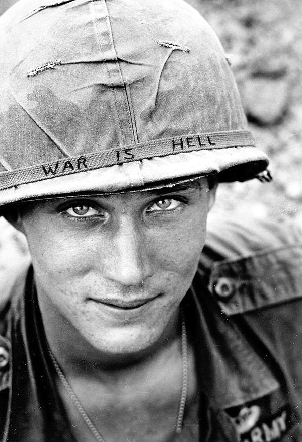 13. Güney Vietnam'da görevde olan bir asker, 1965.