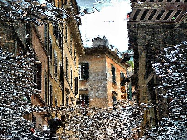 28. Roma sokaklarında su birikintisinden çekilmiş mükemmel bir yansıma.