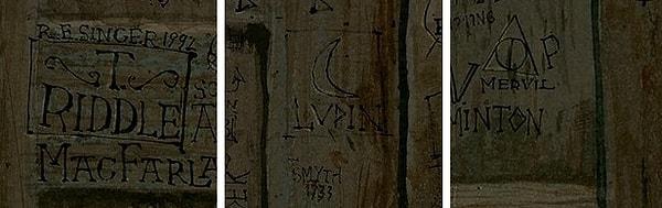 Arka plandaki tahta kapıdaki öğrenci çizimlerinde güzel detaylar mevcut. Tom Riddle'ın ismi, Moony için küçük bir ay ve 'Ölüm Yadigarları' sembolü.