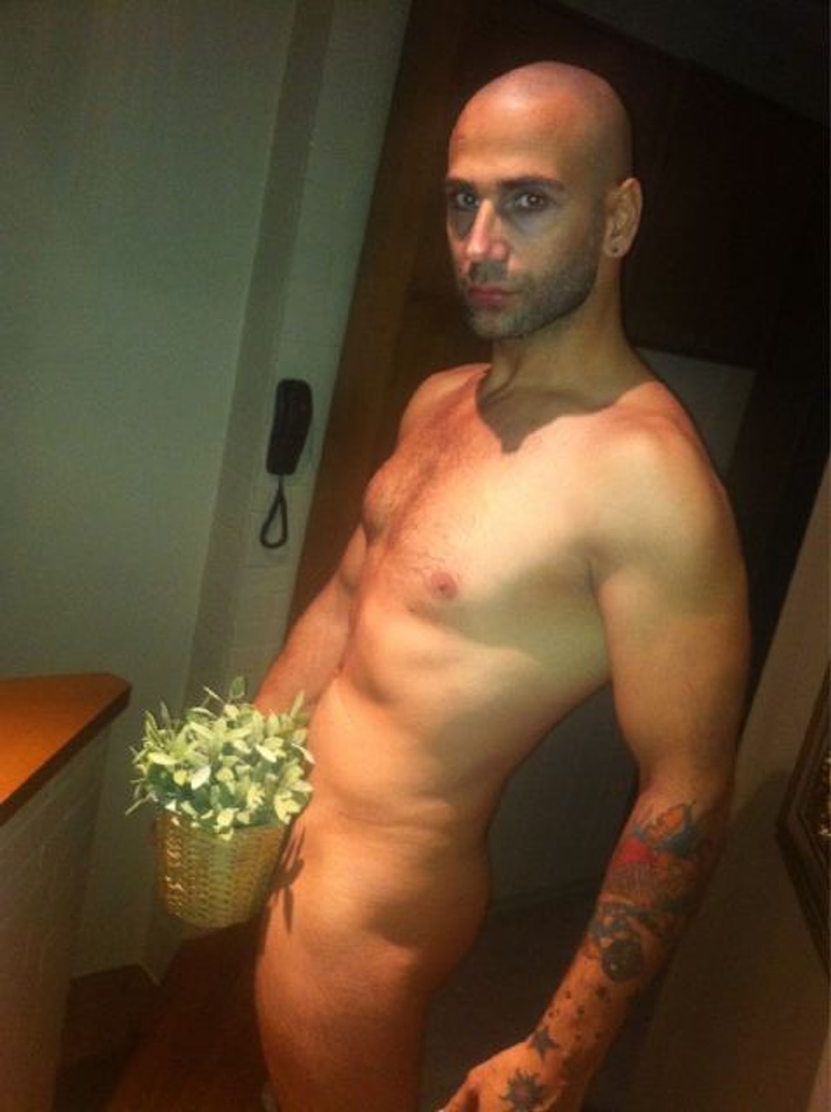 Berk Oktay’ın ilk çıplak pozu