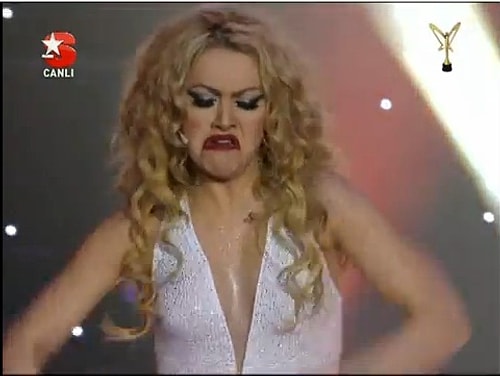 Hadise'nin bol makyajlı yüzü