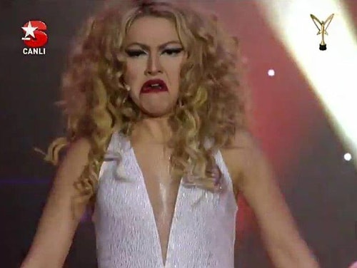 Hadise'nin bol makyajlı yüzü