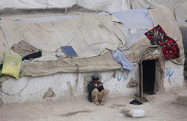 9. Afganistan, Kabil'de genç bir Afgan telefonuyla uğraşırken.