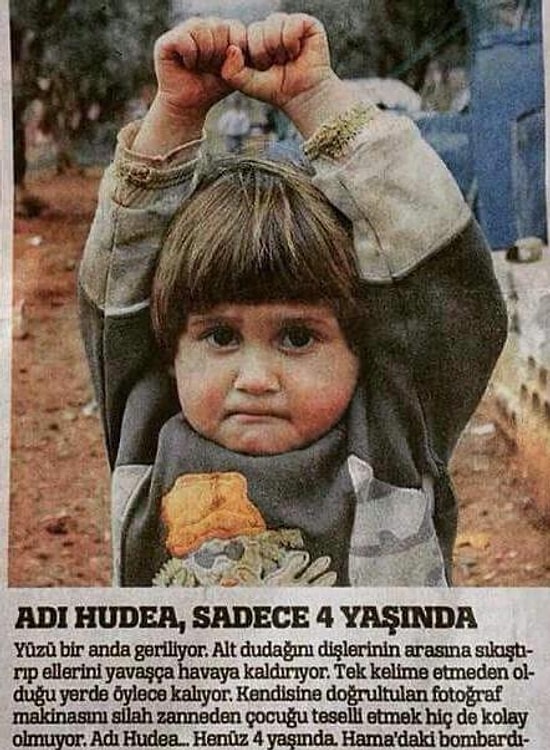 Hudea Sadece Dört Yaşında, Neden Elleri Yukarıda?