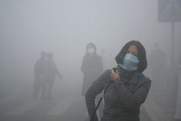 3. Başkent Pekin'de kirli havanın içerisinde yürüyen insanlar..