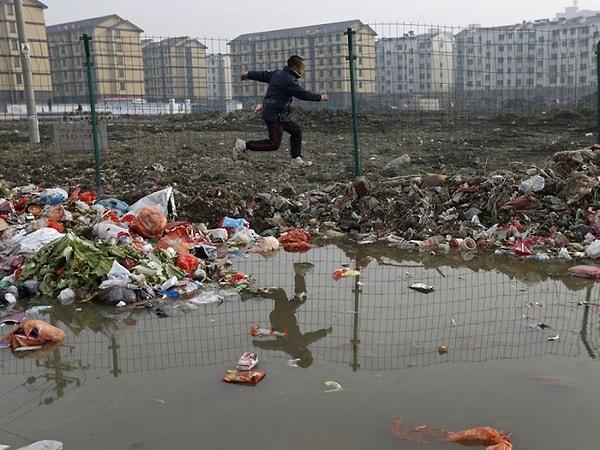 18. Bu kare de Jiaxing'ten.. Çöplerin üstünden atlayan bir çocuk.