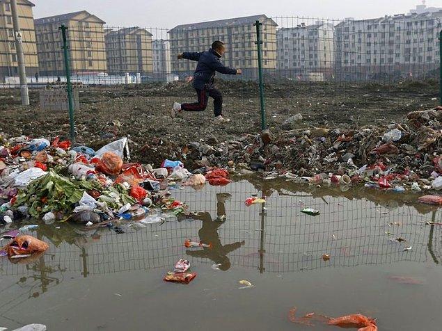 18. Bu kare de Jiaxing'ten.. Çöplerin üstünden atlayan bir çocuk.