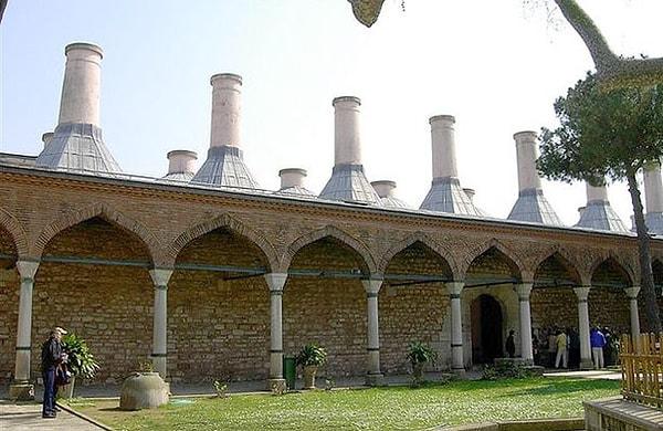 5. Sarayın mimarisinde, göçebe Türklerin ordugahlarından esinlenildiği görülmektedir.