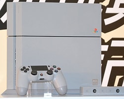 '00001' Numaralı PS4'e Rekor Fiyat
