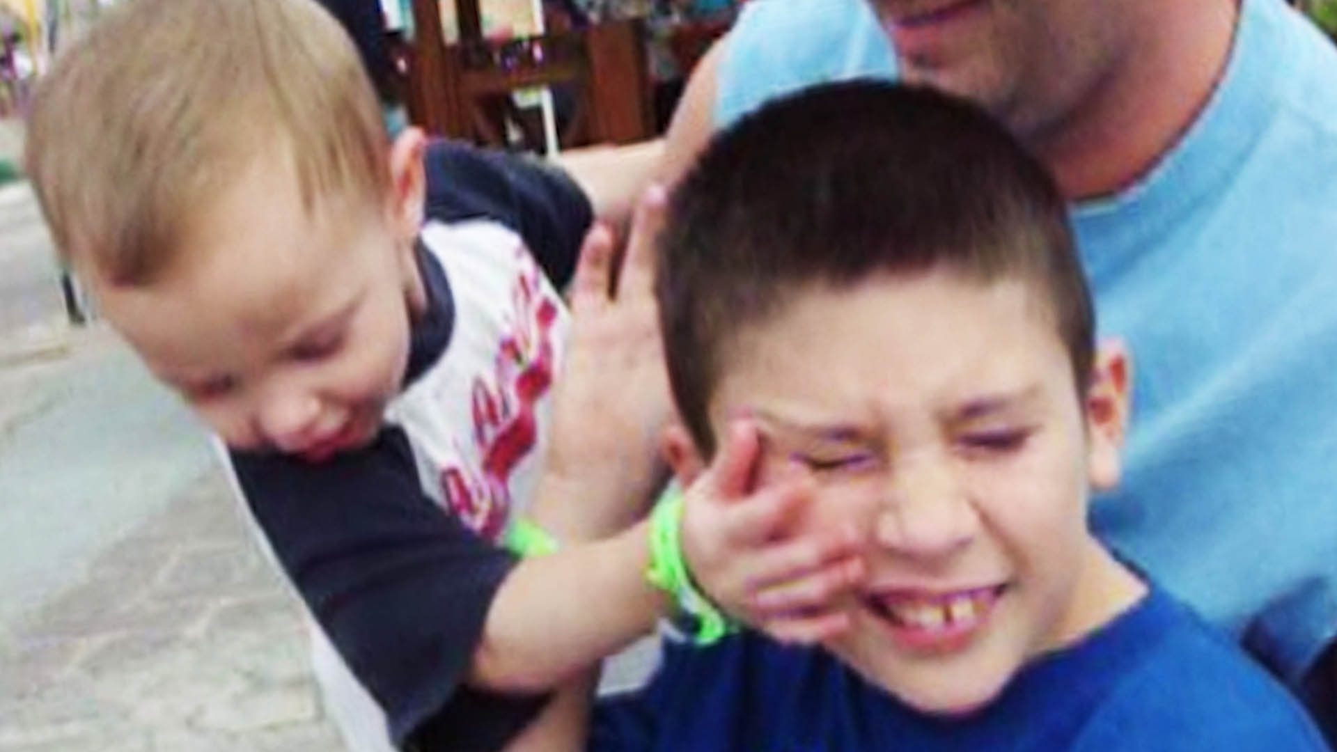 Ребенок дерется и кусается. Почему дети бьют по лицу. Почему нельзя бить родителей. Почему дети бьют по лицу. Почему дети бьют по лицу.