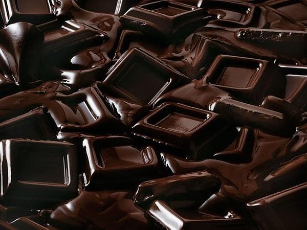 9. Çikolatayı çok seviyorsanız sütlü değil, bitter çikolata yiyin.