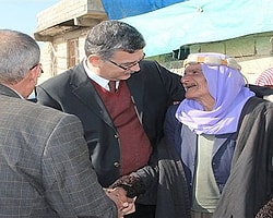 Mermerciler sitesi esnafıyla bir araya gelen Şanlıurfa Büyükşehir Belediye Başkanı Celalettin Güvenç, alt yapı eksikliklerin Nisan’a kadar biteceğini ve esnafın yeni yerine taşınacağını söyledi.