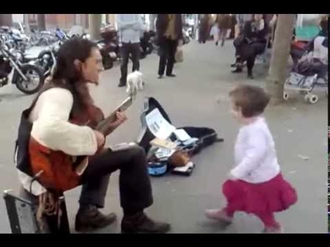 Pariste Sokak Müziği - Adam Gitarı Ağlatıyor