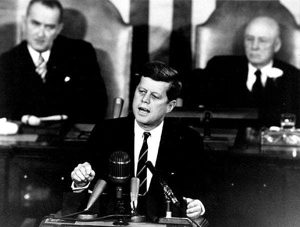 25 Mayıs 1961: Başkan Kennedy 60'ların sonuna kadar Ay'a inilmesini istedi.