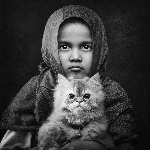 2. Fotoğrafaki Fiona, fotoğrafçı Arief Siswandhono'nun iki kızından küçük olanı. Fiona, kedilerden korkuyordu ve bu yüzden ailesi iki yavru kedi sahiplendi. 7 ay sonunda, Fiona artık kedilerden korkmuyordu.