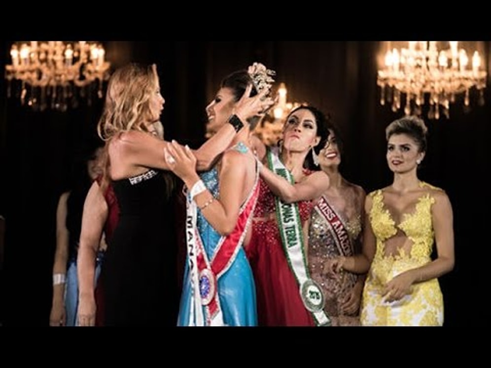 Yenilgiyi Hazmedemeyen Yarışmacının, Kazanan Kızın Tacını Kafasından Söküp Atması