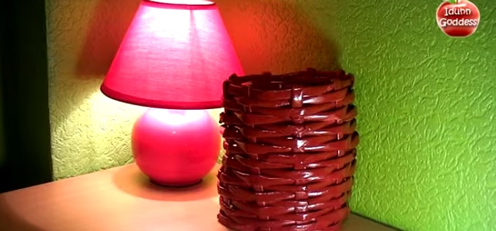 Gazeteden Şık ve Kullanışlı Süs Eşyası Nasıl Yapılır?