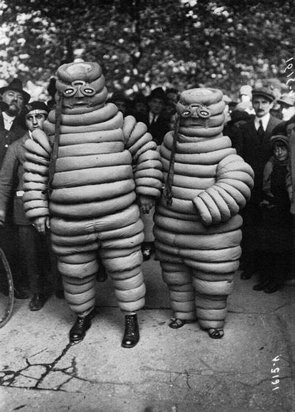1900'lü yılların başlarından iki lastik adam.