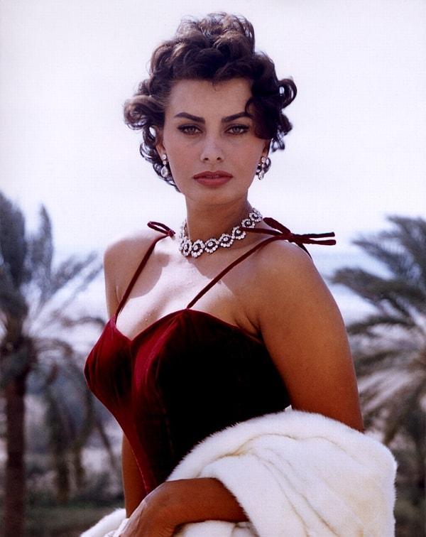 32. Oscar, Grammy ve Golden Globe ödüllerini kazanan tek kadın oyuncu Sophia Loren.