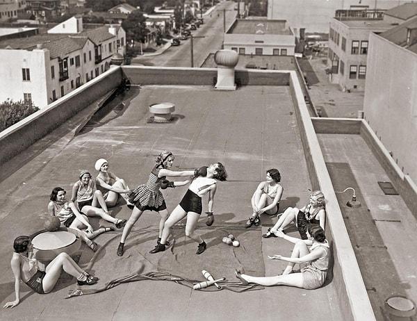 41. Los Angeles'da bir çatıda boks yapan kadınlar, 1933.