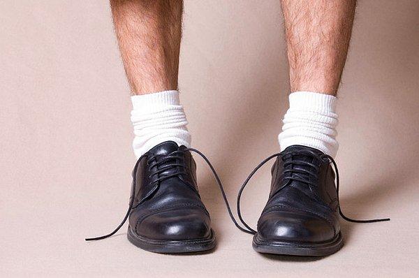 6. Siyah Ayakkabı ve Beyaz Çorabı Birbirinden Uzak Tutun.