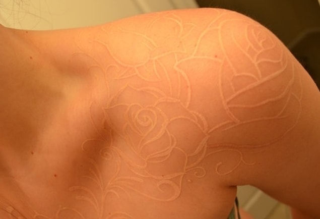 13. White ink tattoo gündüz bu şekilde görünüyor.
