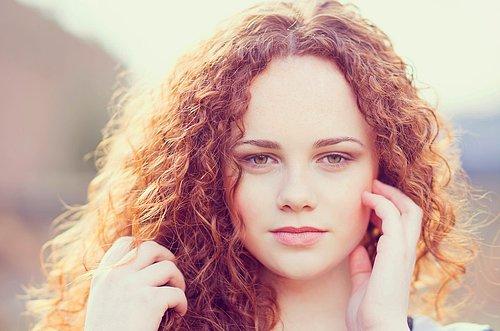 Kıvırcık Saçlı Bir Kızla Birlikte Olmanın İnkar Edilemez 10 Güzel Tarafı