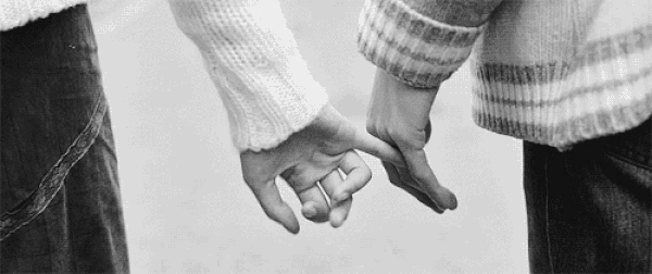 Шаг примирения. Руки влюбленных. Парень с девушкой за руку. Держатся за руки. Руки любовь.