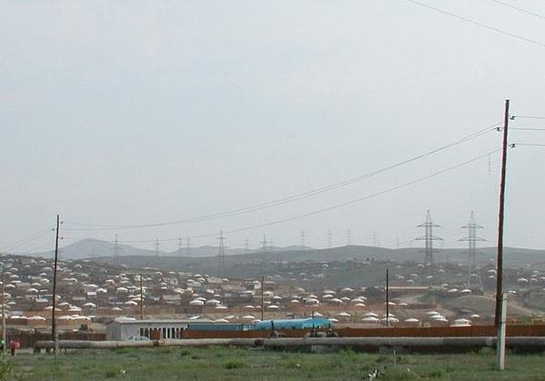 Keşiş, Ulaanbaatar bölgesinde Songino Khairkhan'da, çaresiz bir adam kara borsada mumyayı satmaya çalışırken ortaya çıktı.