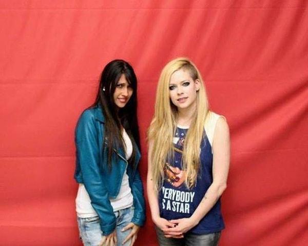8. Avril Lavigne'nın kimsenin kişisel alanını geçmesine izin vermediği bu an.