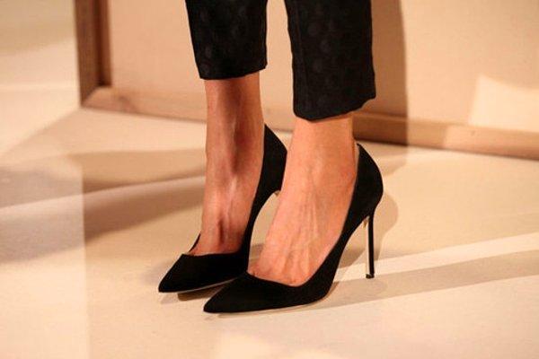 Stiletto. Platform topuklu ayakkabıdan sonra aldığınız ayakkabıdır. Modern çizgisinin yanı sıra ayaklarınızı oldukça seksi gösterir, AMA bırak günlük olarak giymeyi, özel davetlerde de çok ayakta kalmayacağınızı düşündüğünüzde giyersiniz. Güzel olduğu kadar rahatsız olan ayakkabınızdır.