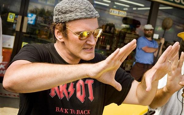 2. Quentin Tarantino, filmlerinde bolca kullandığı kan ve şiddet sahneleri, kadrajına aldığı kadın ayakları, modası geçmiş popüler kültüre ait şeyleri tekrar diriltmesi ve çok sevdiği geveze, ağzı boş ama hoş laf eden karakterleri ile her zaman nevi şahsına münhasır bir yönetmen olmuştur.
