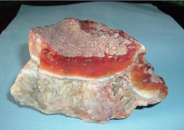 4. Sırf bir parça domuz etine benzediği için internette satışa sunulan bu taş (3 Milyon TL)