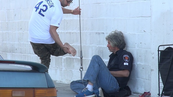 Evsiz İnsanlardan Ayakkabılarını İstemek | Sosyal Deney İçerir