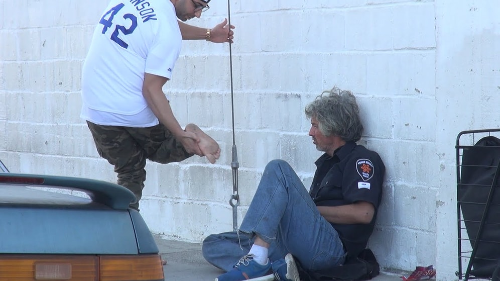 Evsiz İnsanlardan Ayakkabılarını İstemek | Sosyal Deney İçerir