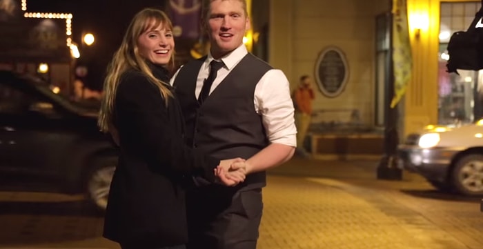 Sokak Ortasına Yerleştirilen 'Dans Et' Butonu ile Sevgililere Mutlu Anlar Yaşatmak