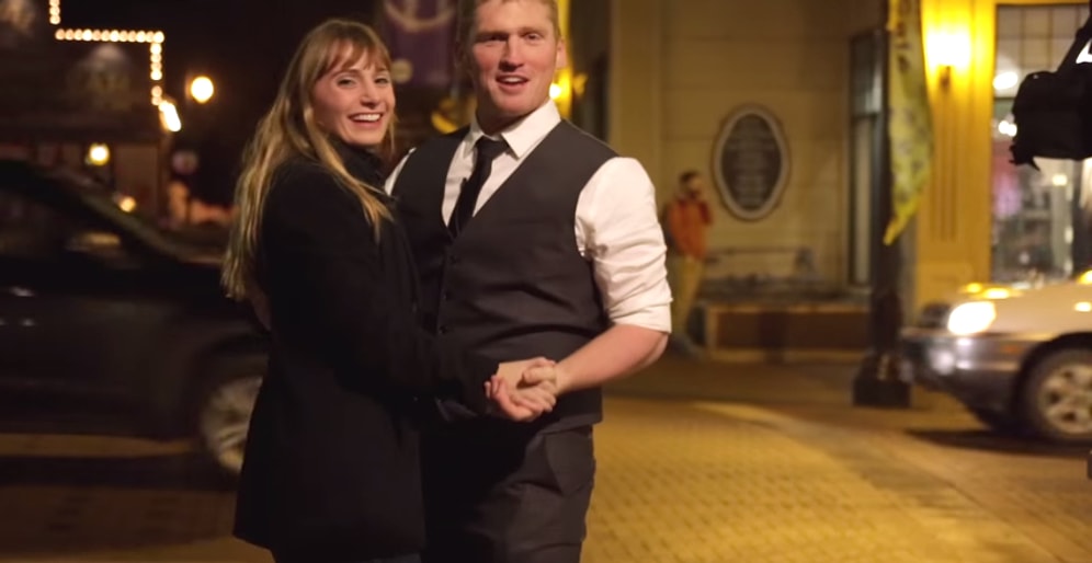 Sokak Ortasına Yerleştirilen 'Dans Et' Butonu ile Sevgililere Mutlu Anlar Yaşatmak