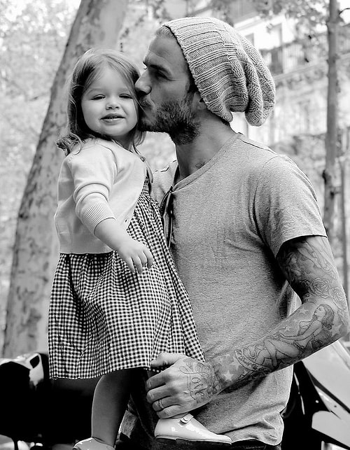 Kızlarımıza en çok "Aynısından istiyorumm <3" tarzı twitler attıran dövmeli babamız; David Beckham