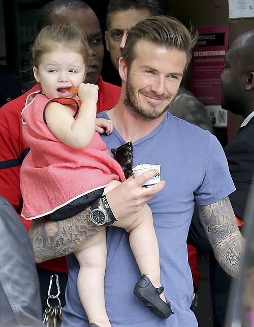 Kızlarımıza en çok "Aynısından istiyorumm <3" tarzı twitler attıran dövmeli babamız; David Beckham