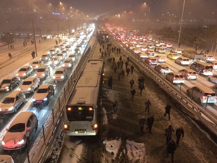 Kar Yağışı İstanbul Trafiğini Felç Etti