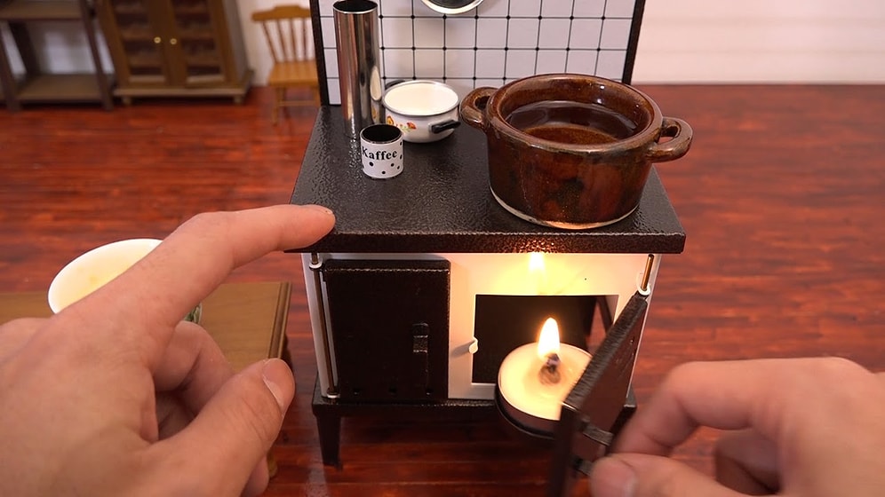 Japon Usulü Mini Mutfak Aletleriyle Karides Pişiren Adam