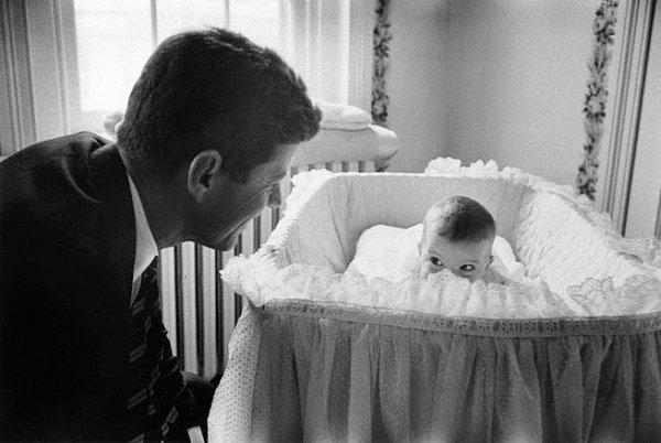9- Amerika Birleşik Devletleri Başkanı John F. Kennedy ve kızı Caroline, 1958.