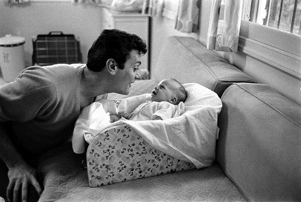 20- Aktör ve ressam Tony Curtis ve kızı Jamie Lee, 1959.