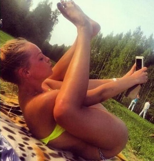 15. Abla baya şekilden şekile girmiş bir fotoğraf için..