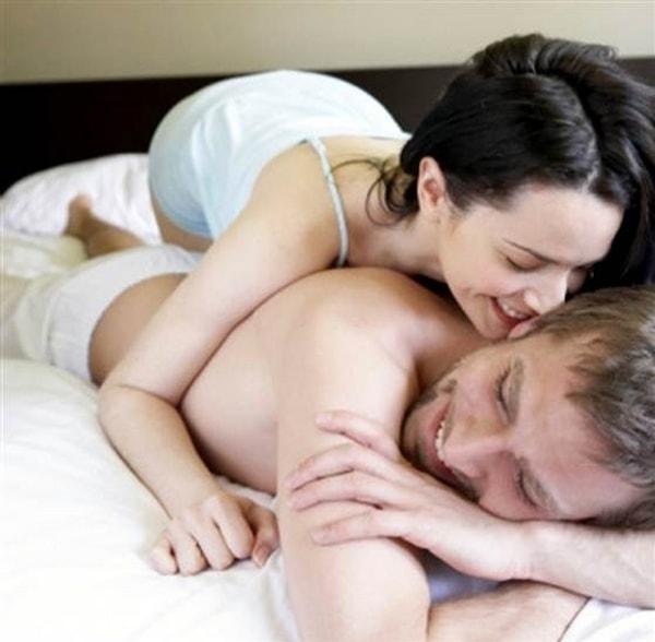 Amerika'da kadınların %34'ü ve erkeklerin %38'i partnerleriyle çıplak yatmayı tercih ediyor, bu seksüel yakınlığı arttırıyor